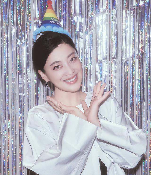 梅婷50岁生日现身南京，老公大花臂抢镜，儿女共同许愿，幸福满满
