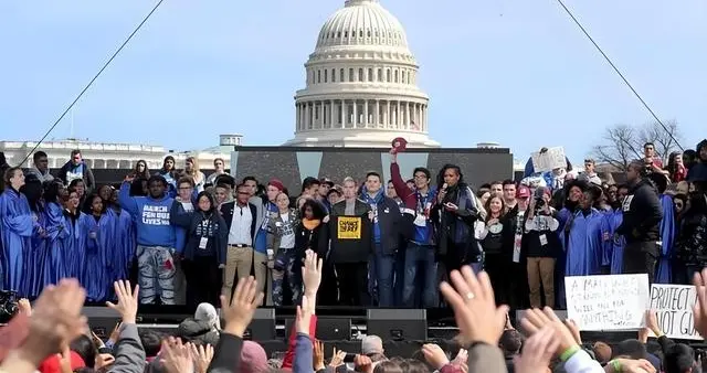 美国史上最长关门：军饷都快发不出，总统回家开派对？