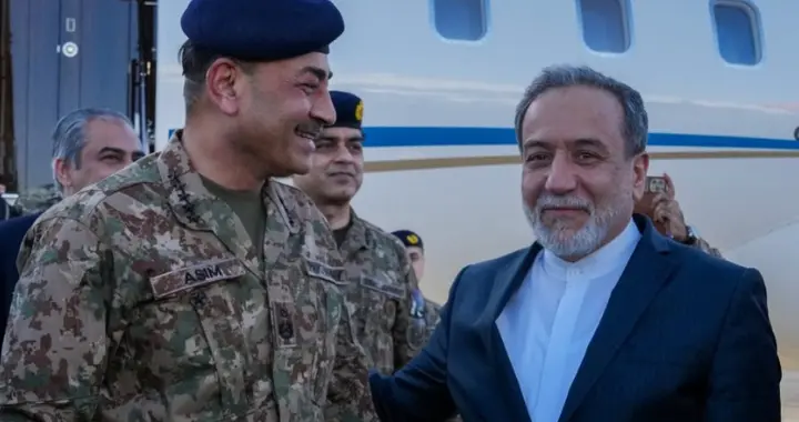 伊朗战机打光了？巴基斯坦军方领袖出访德黑兰，一架老爷机护航