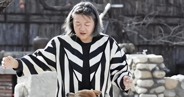 离婚34年后，64岁的洪晃住京郊百平豪宅，如今陈凯歌看了都懊悔