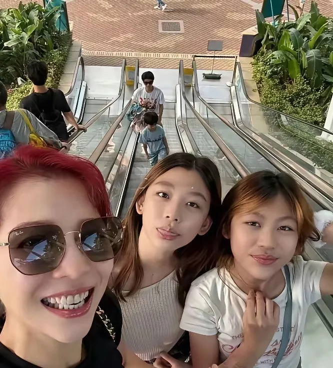 蔡少芬两个女儿长得很漂亮的，感觉长得都很像爸爸。