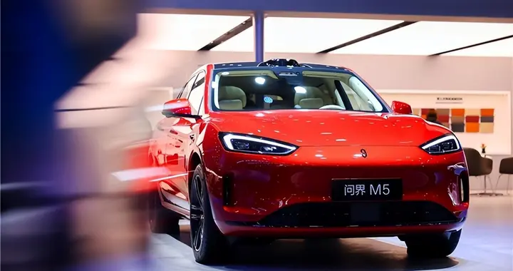 问界新M5 Ultra登陆广州车展，高颜值实力派圈粉无数