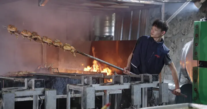 16岁“烤鸡少年”爆火之后：每天工作超17小时暴瘦20斤。