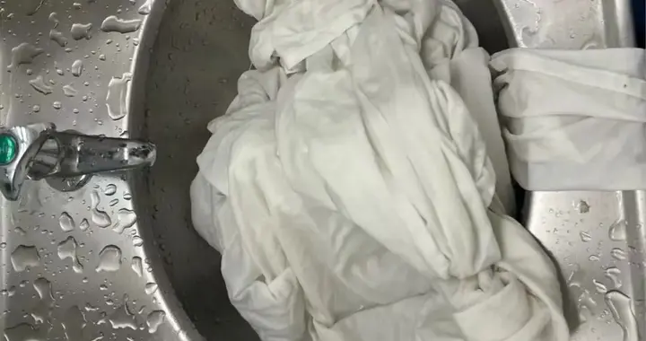 女子火车上突来月经弄脏卧铺床单，列车员要求清洗或赔偿180元，“洗完后...