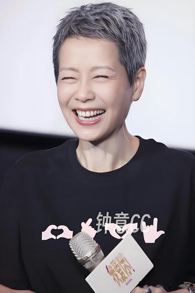 叶童：和富豪结婚 33 年，遭背叛 4 次，选择终身不生