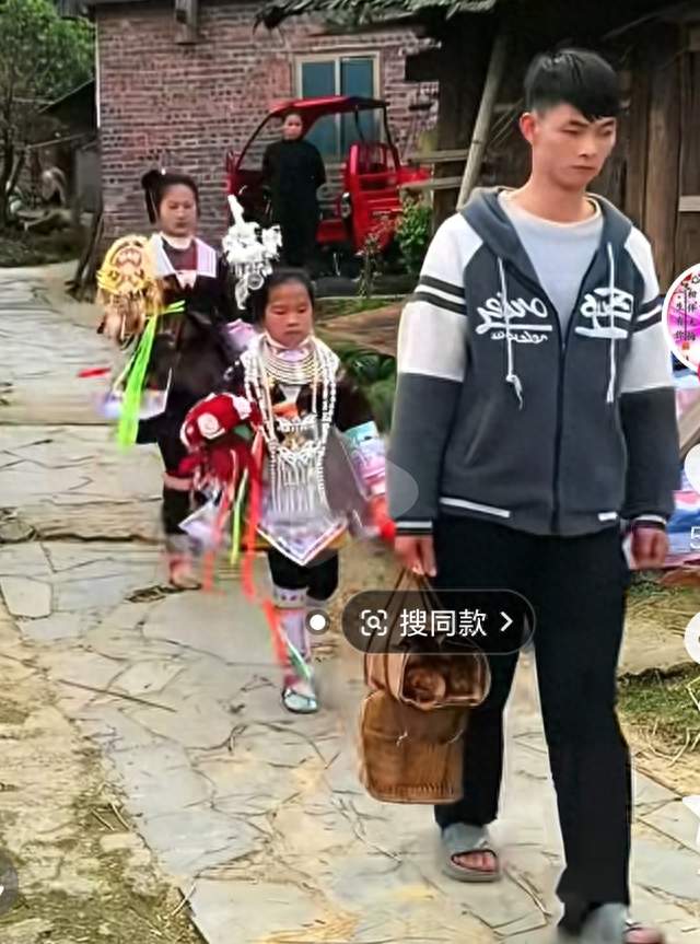为了纪念祖先迁徙之苦，苗族姑娘采用穿草鞋徒步出嫁举行婚礼