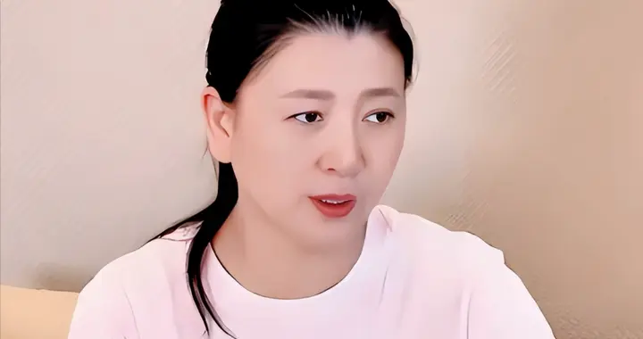 52岁闫学晶哭穷还贬低农民，豪宅燕窝被扒，离谱！荒谬！忘本！