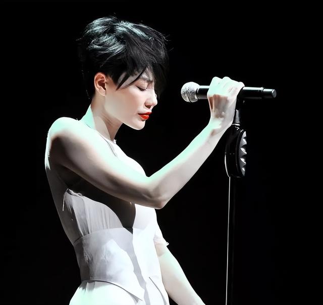 55岁王菲看女儿演唱会，面部浮肿撞脸刘嘉玲，害羞躲镜头不抢风头