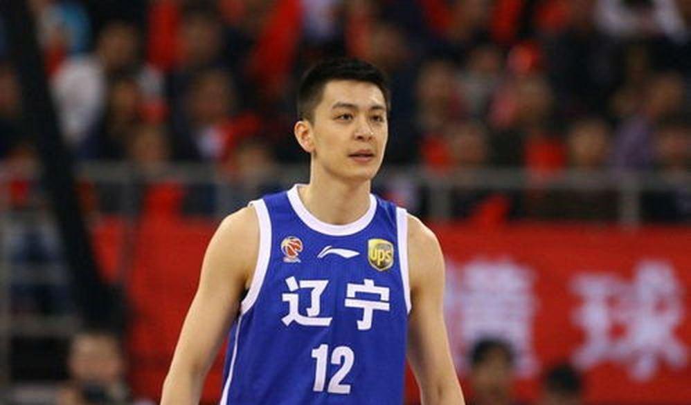 辽宁男篮季后赛首轮出局三核心离队，重建期第一个续约的竟是替补后卫鄢手骐