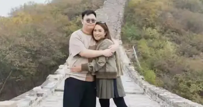 黎瑞恩与儿子爬野长城时相拥合影，儿子又高又胖太像父亲曾智明了