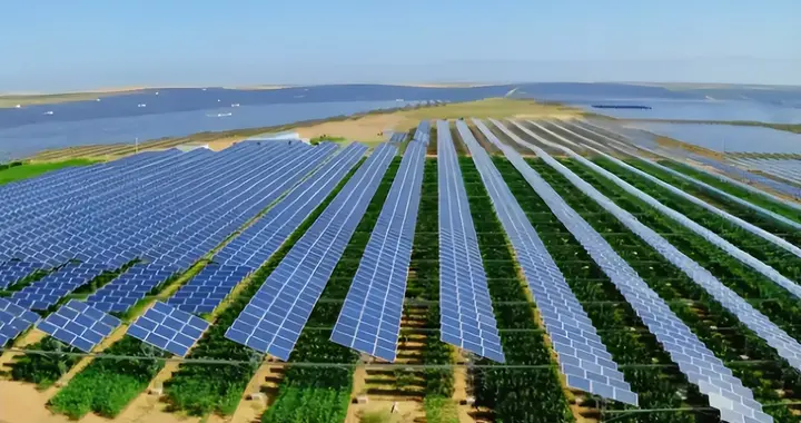 相当于20个三峡大坝，外媒已经发现，中国悄悄在沙漠里干了件大事