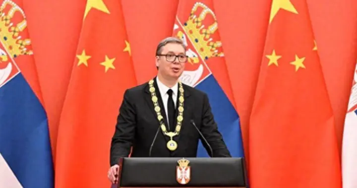 离开中国那一刻，武契奇又哭了，这次连他的父母，也跟着动容