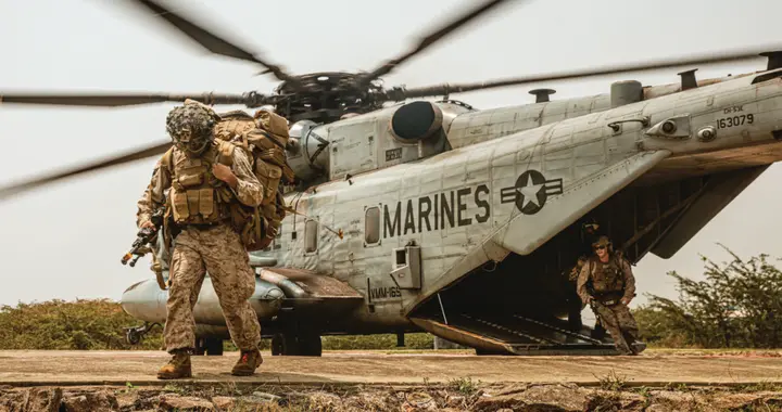 美军两栖远征队集结中东，夺岛计划进入实操，地面战或一触即发