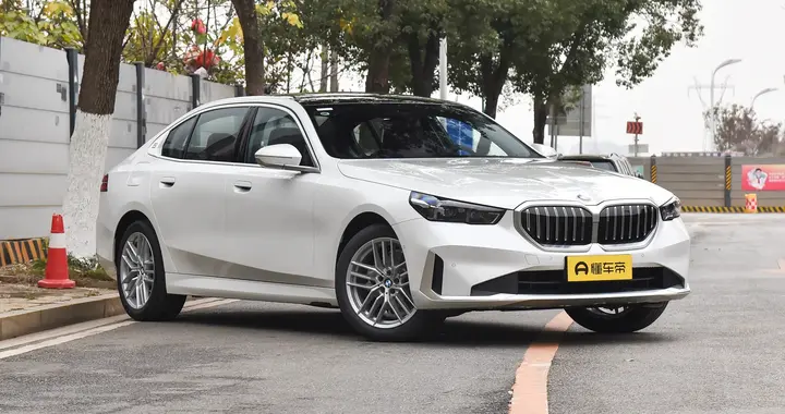 宝马5系配置对比：差价4万，升级L2辅助系统+豪华音响，香吗？