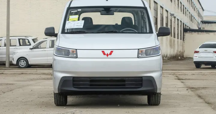 26款五菱荣光纯电版上市 6.98万 4.3方拉货空间 100kW碳化硅电机