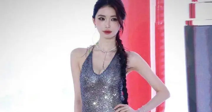 方圆上海时装周走秀，美人鱼香槟裙身材太绝，下一秒顺拐笑翻全场