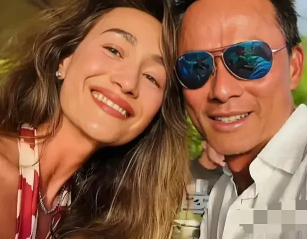 看吴彦祖前女友MaggieQ的新婚老公，才知，为何美女都找了普通人