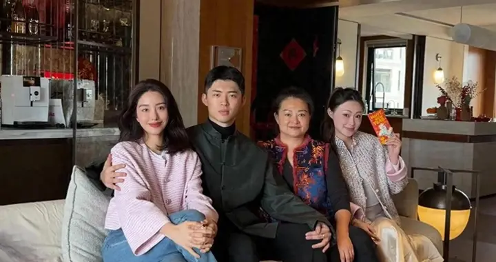 杨采钰豪宅乔迁背后：没有婚戒的团圆，却藏着真实的幸福