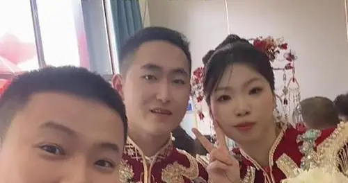 牡丹江新人被婚车丢在高速口，宾利车主暖心护送成人之美
