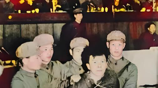 黑句本：下图这个被五花大绑，仍目露凶光