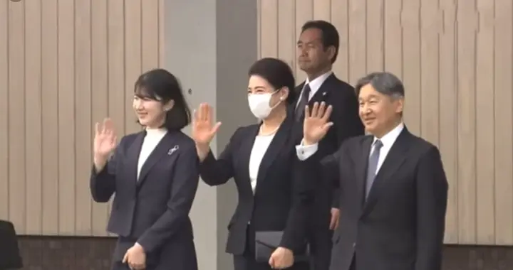 爱子公主和父母一起访福岛，发型被大风吹乱了依然淡定，还献花了