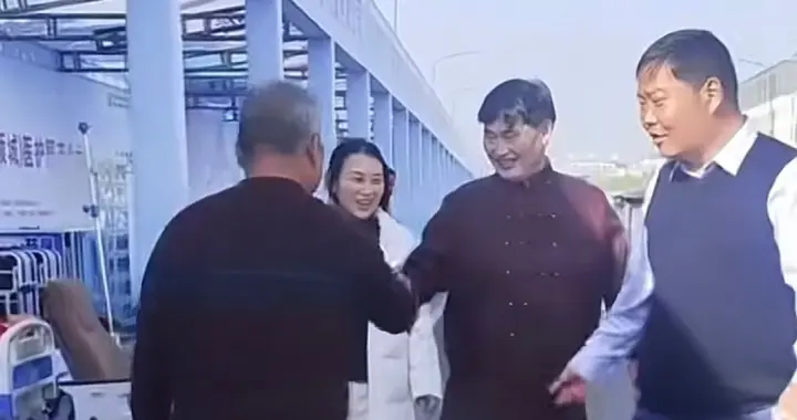 大衣哥朱之文的手被真菌感染了！