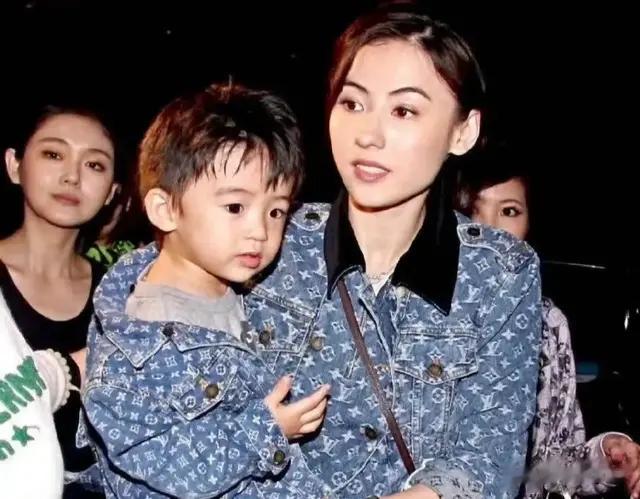 谢霆锋当着两儿子面唱着和王菲定情曲，才知张柏芝是真正赢家