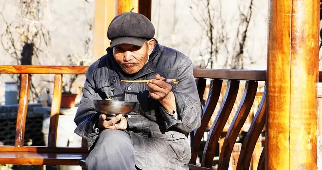 夕阳下的等待：老人最怕的，不是孤独，而是被遗忘！