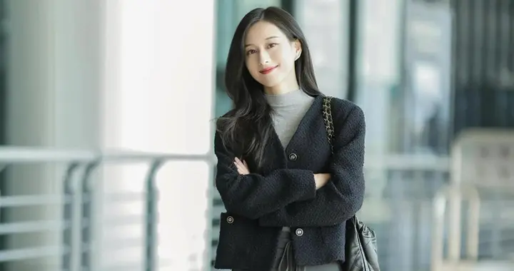 灰色“阔腿裤”新穿法火了，这么搭配时髦高级，百搭又耐看！