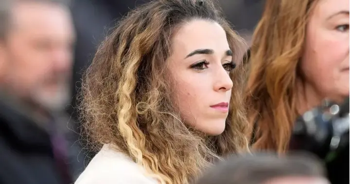 若塔遗孀携子重返安菲尔德：一场告慰与传承的纪念