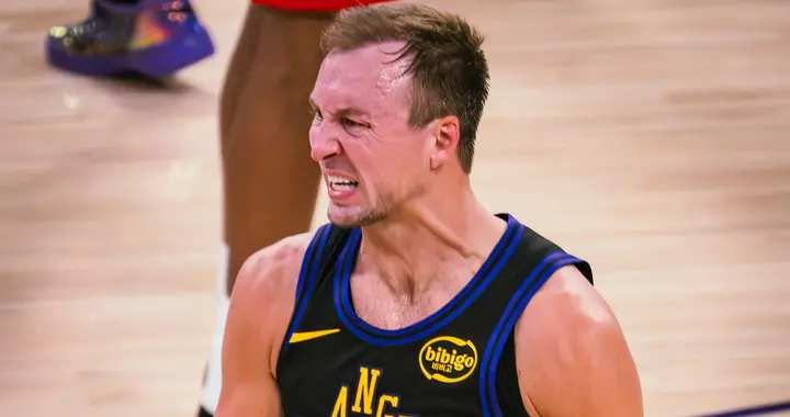 2战轰50+10+8记三分！看到他在湖人暴走，才懂勇士为何想要詹姆斯