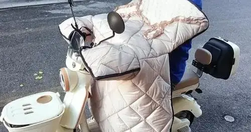 电动车挡风被被禁用，冬天骑车族想出御寒新招，网友看后惊呼聪明
