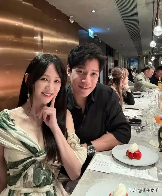 艾伦晒照为老婆陈乔恩庆生，夫妻俩餐厅约会庆祝，贴脸合照好般配