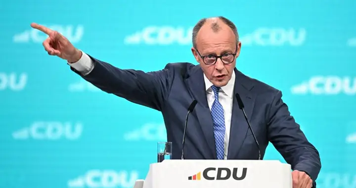 全球第三经济大国，倒向中国！去年1.8万家公司破产，扛不住了？