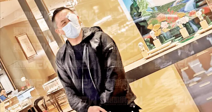 唐鹤德眼疾康复后露脸，携密友及男童外出，与孩子温馨互动似爷孙