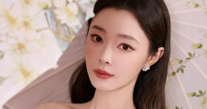 宋轶执花伞而立，浅黄衣衫衬俏颜，宛如画里走出来的佳人！