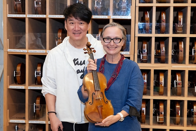 很多人笑周华健和老婆像母子，可周华健却宠了她39年，她有何魅力