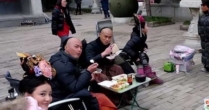 十万余群演横漂扎堆横店，接戏机会稀少竞争激烈，他们将何去何从