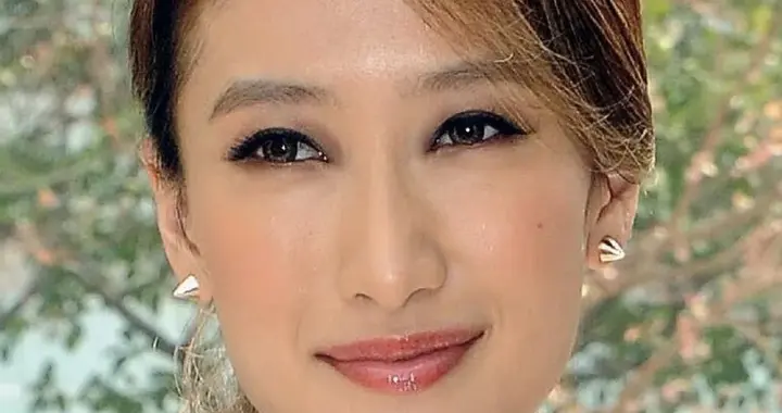 谢贤离世，最黏他的女儿谢婷婷紧急从加拿大飞回奔丧，全程沉默不发一言，是...