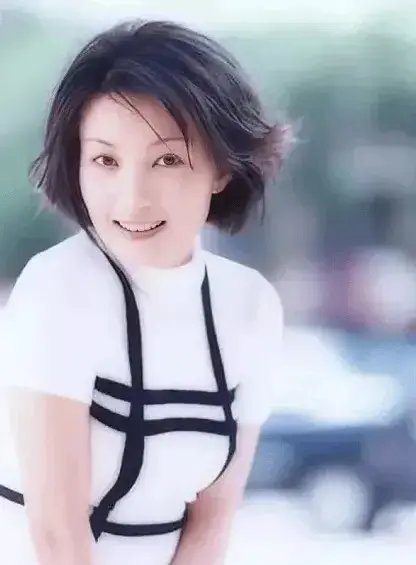 玉女歌星情陷通缉犯：是真爱救赎还是命运陷阱？