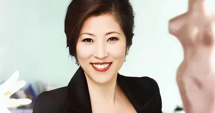 她是体坛冠军一大败类，为捞钱共侍二夫，坑害国民44亿后逃往美国