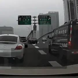 清茶Zy：长沙一高架桥上一辆白色私家车在