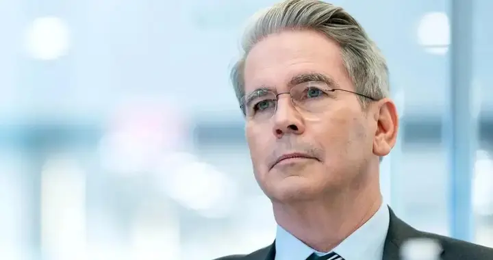 日本开始反击？贝森特拉十多国围攻中国，高市早苗公开对华放狠话