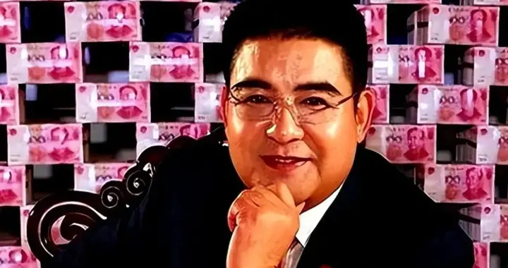 他把现金堆成山，高调捐款20亿后“消失”，如今现身却在家种地