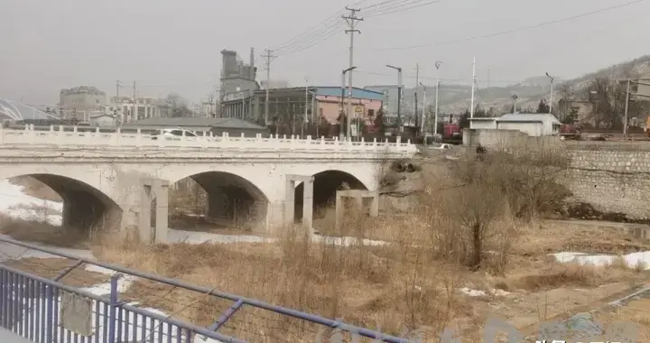 教师深夜酒局后坠亡，涉事学校校长、副校长全被免职