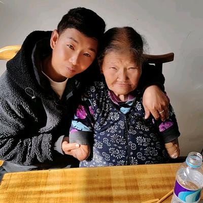 凌凌壹柒：1位母亲没有手，没有脚， 却抚