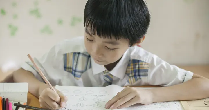 益阳一小学被投诉让一年级学生抄题写作业，教育局回应