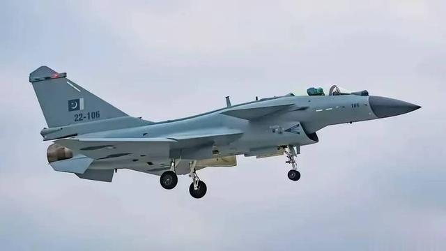 巴铁击落入侵军机，活捉女飞行员，印度军方求饶：不想升级冲突​​