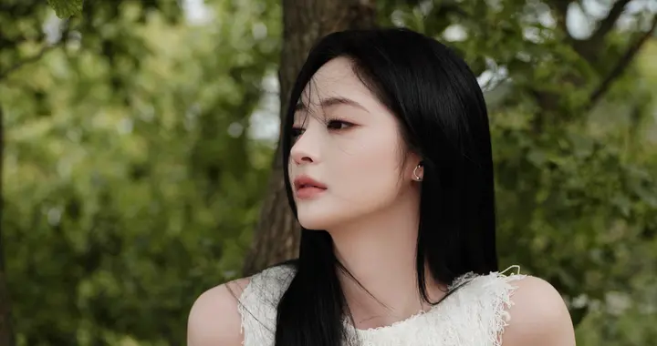周洁琼纯白连衣裙，完全小白花