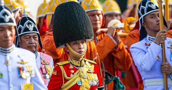 她是泰国皇家卫队副司令，去世前1年升特级上将，与王位失之交臂